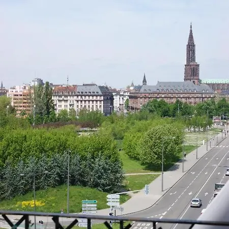 Проживание в семье Place De L'etoile *